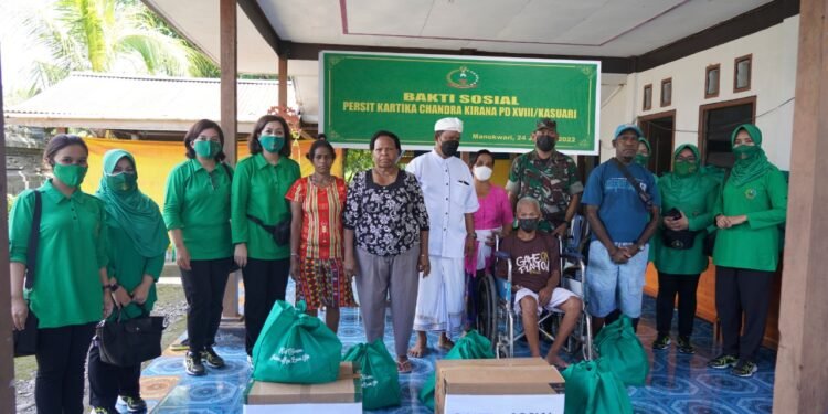 Persit Kodam Kasuari Gelar Baksos Beri Bantuan Kepada Warga Manokwari.