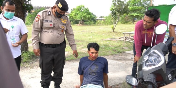 Tim Blue Light Patrol Polsek Tampan Bantu Korban Laka Lantas di Jalan Naga Sakti Pekanbaru.