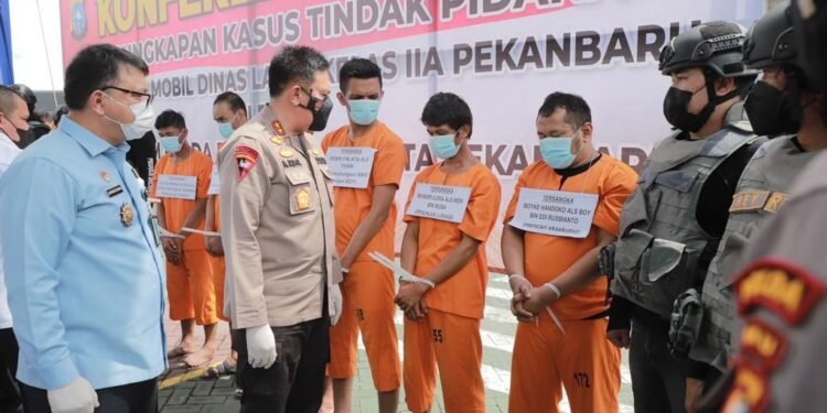 Tim Khusus Jatanras Polda Riau Bekuk Pelaku Pembakaran Mobil Lapas, Aksi Dikendalikan Napi Sakit Hati.