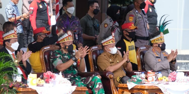 Tutup Binlat, Kapolda Papua Barat : Bintara Remaja Jadilah Kebanggaan Keluarga.