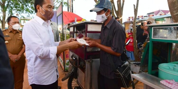 Presiden Jokowi Serahkan Bantuan Modal Bagi Pedagang di Pasar Bintan Center.