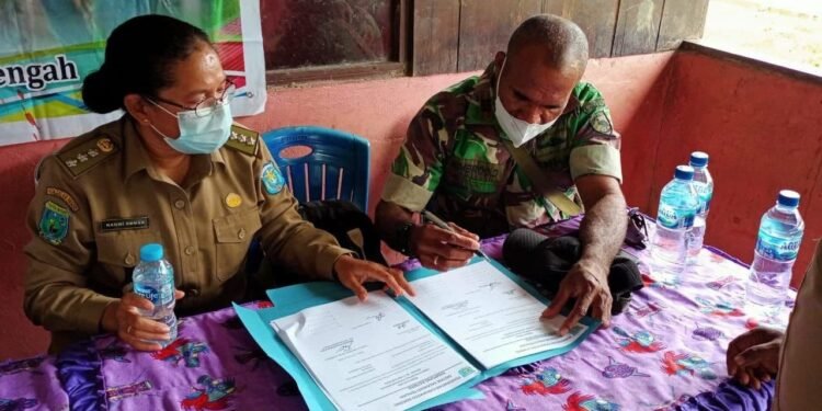 Danramil 1802-04/Seget Menghadiri Pemilihan Kepala Kampung.