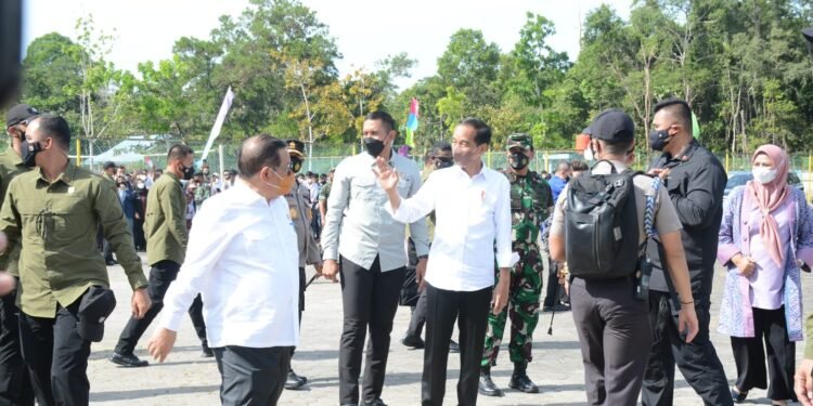 Kapolda Kepri Mendampingi Presiden Tinjau Vaksinasi di Gedung Community Center Kabupaten Bintan Provinsi Kepulauan Riau.