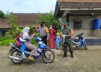 Babinsa Bagikan Masker Gratis, Upaya Cegah Covid-19 Varian Baru.