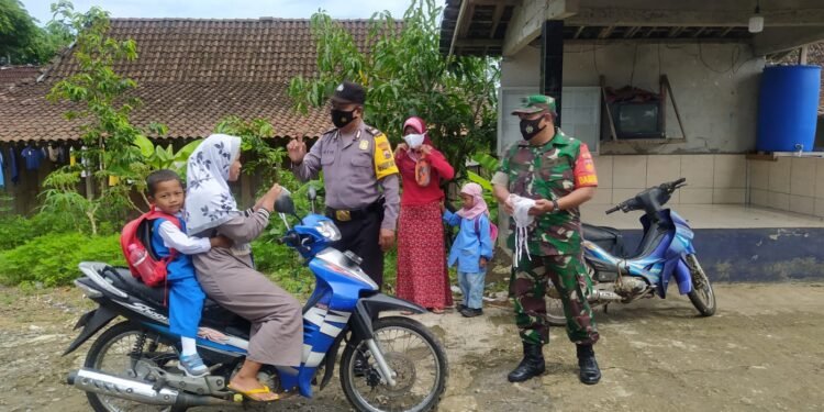 Babinsa Bagikan Masker Gratis, Upaya Cegah Covid-19 Varian Baru.