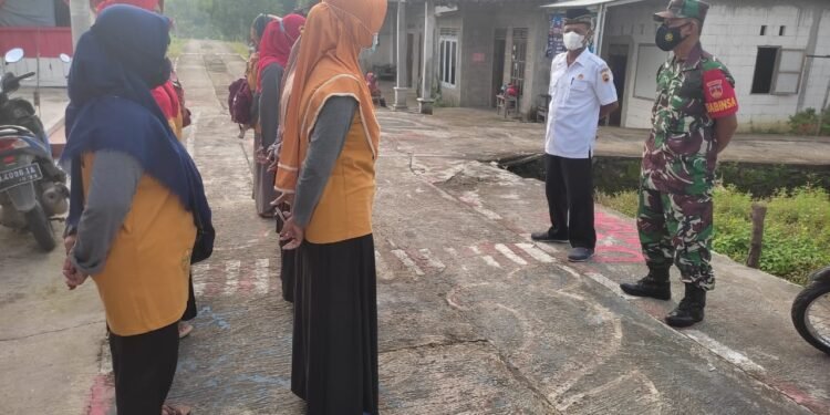 Dukung Gerakan Serentak PSN, Babinsa Dampingi Kader Periksa Penampungan Air.