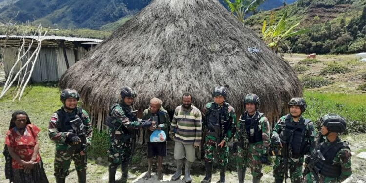 Peduli Terhadap Kesehatan warga Personel Pos Dal Satgas 114 Satria Musara Beri Pelayanan Kesehatan Masyarakat Mbubulyama Dari Honai Ke Honai.