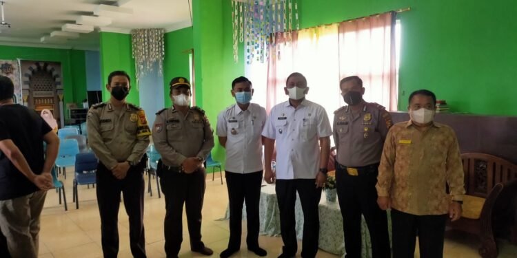 Sinergitas Forkopicam Dengan Polsubsektor Marpoyan Damai Polsek Bukit Raya Kawal Percepatan Vaksinasi Anak Usia 6-11 Tahun di SD IT Al-Rasyid Pekanbaru.