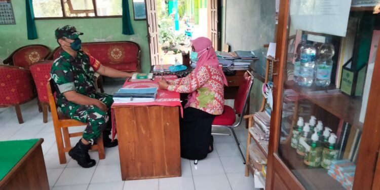 Aktif Selalu di Wilayah Binaan, Babinsa Jurangjero Komsos Dengan Kepala Sekolah.