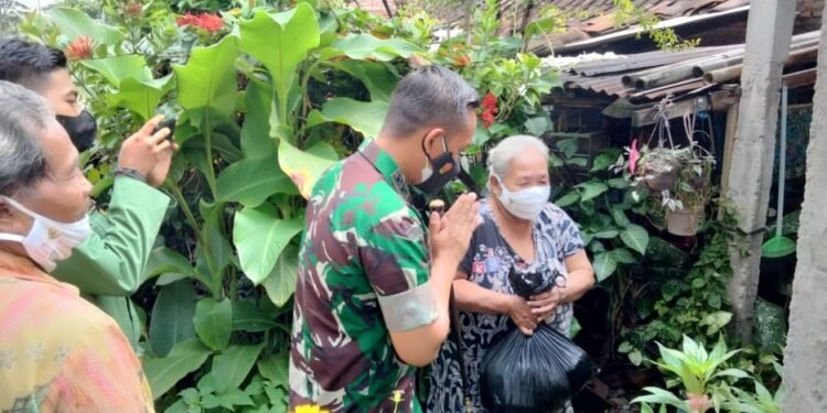 Door To Door, Dandim 0735/Surakarta Berikan Bantuan Sembako Kepada Warga Terdampak Covid-19.