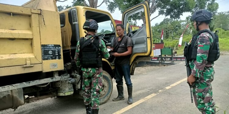 Satgas Pamtas RI-PNG Yonif 126/KC Gelar Sweeping Kendaraan Pelintas di Perbatasan.