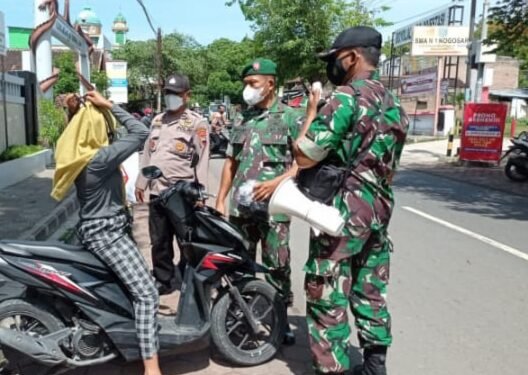 Cegah Covid-19 Varian Baru Masuk Boyolali Babinsa Bagikan Masker Gratis.