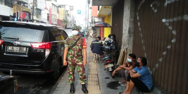 Sertu Rohmad Sasar PPKM Level 2 di Sepanjang Jl. Dr. Rajiman Jayengan.