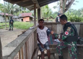 Satgas Yonif 126/KC Berikan Layanan Kesehatan Door To Door.