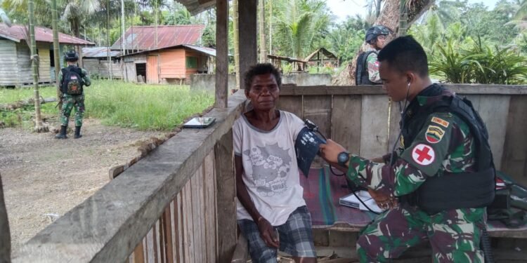 Satgas Yonif 126/KC Berikan Layanan Kesehatan Door To Door.