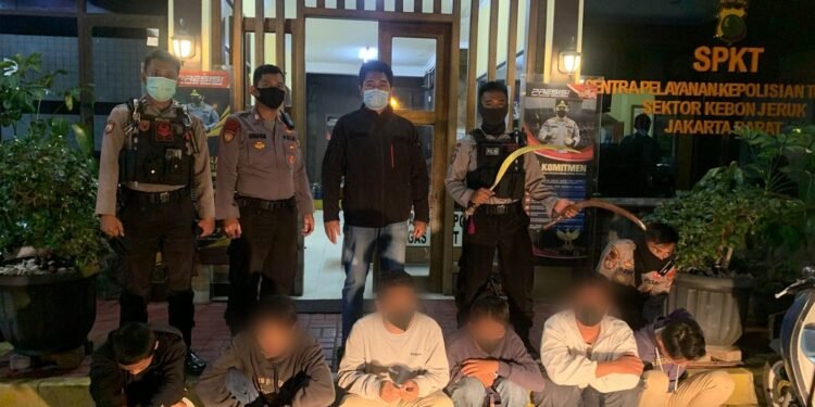 Amankan 6 Orang Kelompok Gangster Joglo 92 Usai Terlibat Tauran, Ini Penjelasan Kasat Samapta Polres Metro Jabar.