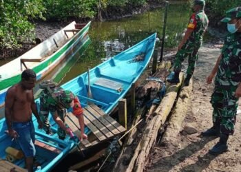 Mengatasi Kesulitan Rakyat, Babinsa Koramil 1802-04/ Seget. Karya Bakti Perbaiki Perahu Nelayan.