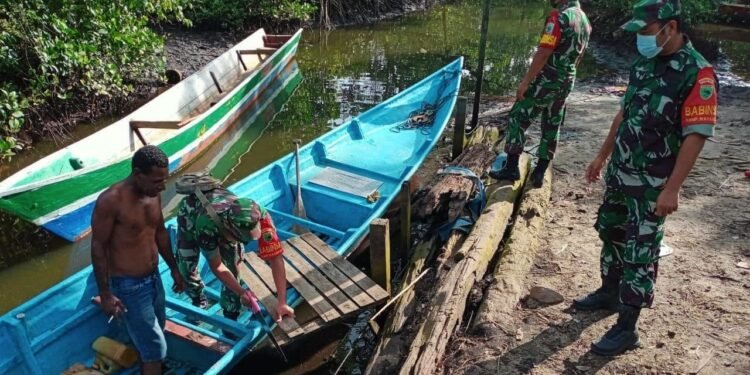 Mengatasi Kesulitan Rakyat, Babinsa Koramil 1802-04/ Seget. Karya Bakti Perbaiki Perahu Nelayan.