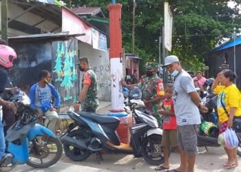 Giatkan Kembali Kesadaran Prokes Dan Vaksin Covid-19, Babinsa Sorong Kota Laksanakan Komsos.