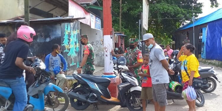 Giatkan Kembali Kesadaran Prokes Dan Vaksin Covid-19, Babinsa Sorong Kota Laksanakan Komsos.