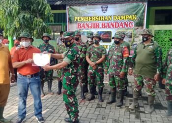 TNI/Polri Beserta Relawan Bersinergi Bantu Bersihkan SMA N I Kemusu Akibat Banjir.