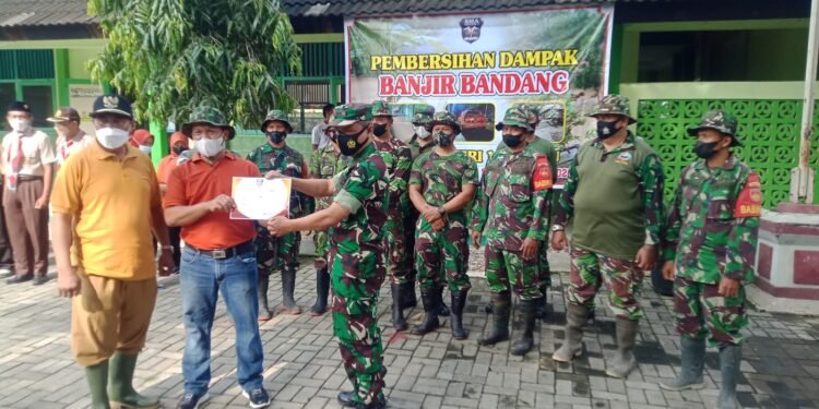 TNI/Polri Beserta Relawan Bersinergi Bantu Bersihkan SMA N I Kemusu Akibat Banjir.