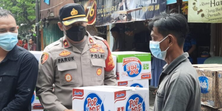 Peduli Korban Musibah Kebakaran, Polsek Tambora Beri Bantuan Sembako.