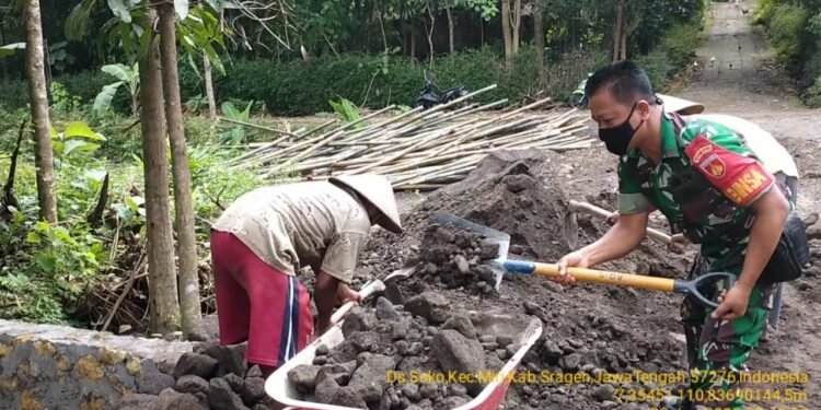 Menjadi Pelopor di Wilayah Binaan, Babinsa Bantu Pengurukan Jalan.