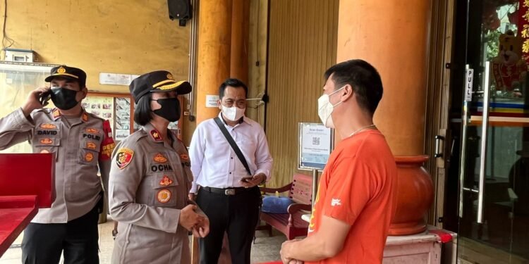 Guna Memastikan Wilayah Aman dan Kondusif, Jajaran Polsek Tanjung Duren Datangi Sejumlah Vihara.