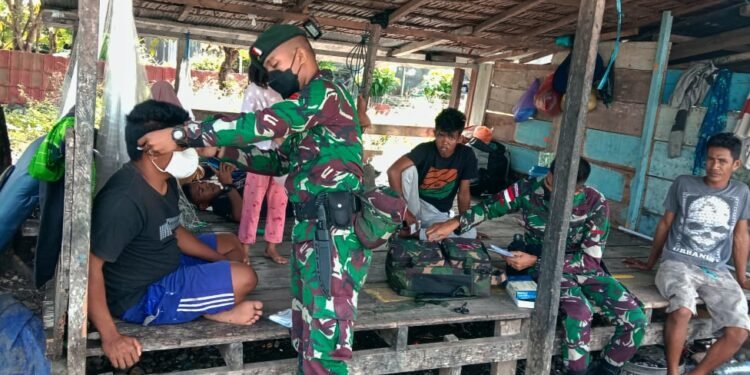 Satgas Yonif RK 732/Banau Beri Layanan Kesehatan Gratis Kepada Masyarakat.
