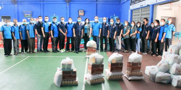 PBBI Gelar Bagi Sembako Imlek 2022 Kepada Anggota IKTS Pekanbaru.