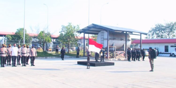 Wakapolda Kepri Pimpin Upacara Pelepasan Kompi Penugasan Satbrimobda Kepri Dalam Rangka Ops Madago Raya 2022.