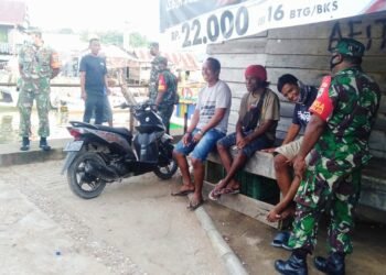 Melalui Komsos Babinsa Sorong Kota Ajak Warga Vaksin dan Laksanakan Prokes.