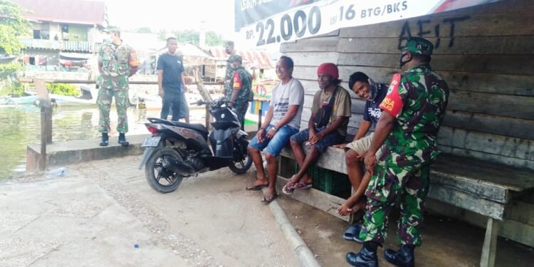 Melalui Komsos Babinsa Sorong Kota Ajak Warga Vaksin dan Laksanakan Prokes.