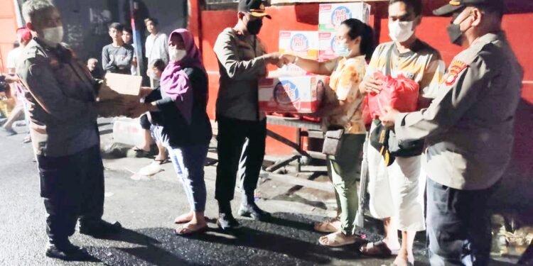 Mengetuk Hati : Polsek Tambora Beri Bantuan Kepada Warga Korban Kebakaran.