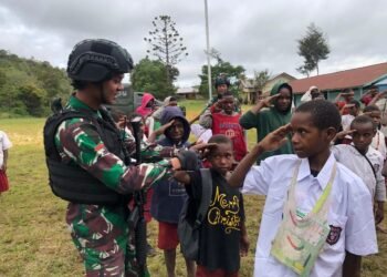 Peduli Terhadap Generasi Anak Bangsa Pos Napua Satgas 114 Satria Musara Melaksanakan Pelatihan Baris Berbaris dan Tata Upacara Kepada Siswa SD YPGI.