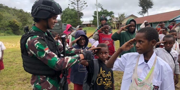 Peduli Terhadap Generasi Anak Bangsa Pos Napua Satgas 114 Satria Musara Melaksanakan Pelatihan Baris Berbaris dan Tata Upacara Kepada Siswa SD YPGI.