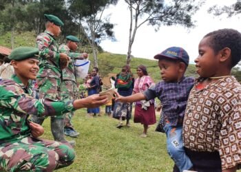 Satgas 412 Kostrad Berbagi Kasih Dalam Kebersamaan.