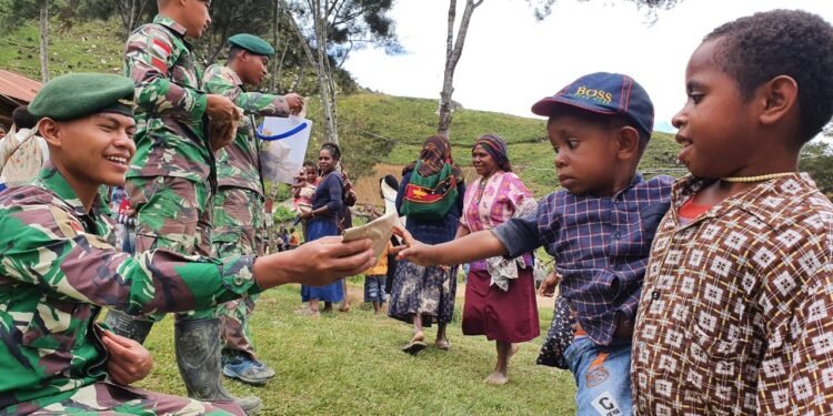 Satgas 412 Kostrad Berbagi Kasih Dalam Kebersamaan.