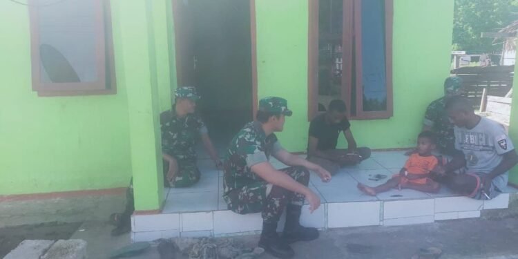 Melalui Komsos, Babinsa Koramil Persiapan Salawati Selatan Kodim 1802/Sorong Ingatkan Pentingnya Protokol Kesehatan.