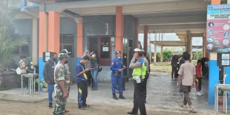 Babinsa Koramil 1802-03/Salawati Bersama Petugas Gabungan Kabupaten Melakukan Pengecekan Kartu Vaksin.