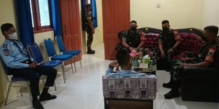 Eratkan Keharmonisan, Babinsa Koramil Persiapan Sorong Utara Kodim 1802/Sorong, Komsos Dengan Bapas.