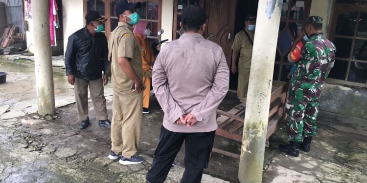 Bersinergi Babinsa dan Bhabinkamtibmas Dampingi Tim Tracker.