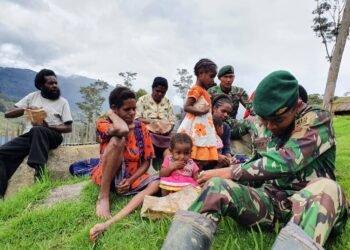 Satgas 412 Kostrad Berbagi Kasih Dalam Kebersamaan.
