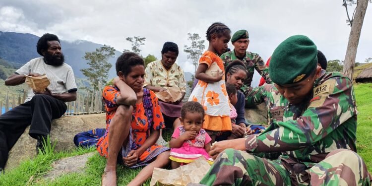 Satgas 412 Kostrad Berbagi Kasih Dalam Kebersamaan.