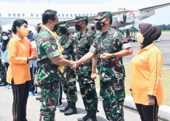Danrem 081/DSJ Sambut Kunker Panglima TNI dan Ketua Umum Dharma Pertiwi di Lanud Iswahjudi.