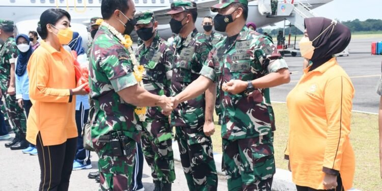 Danrem 081/DSJ Sambut Kunker Panglima TNI dan Ketua Umum Dharma Pertiwi di Lanud Iswahjudi.