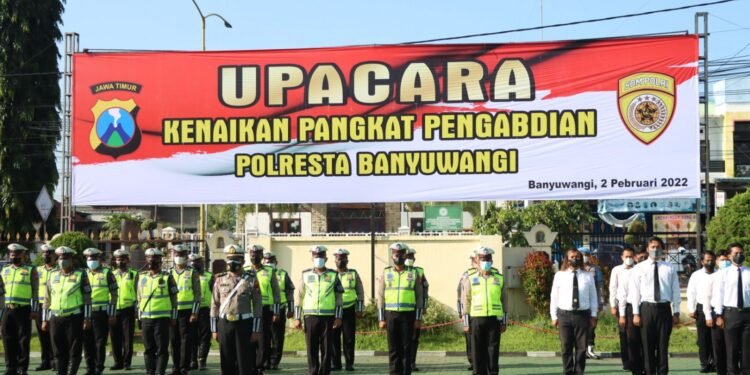 Tiga Personel Polresta Banyuwangi Mendapatkan Anugerah Kenaikan Pangkat Pengabdian.