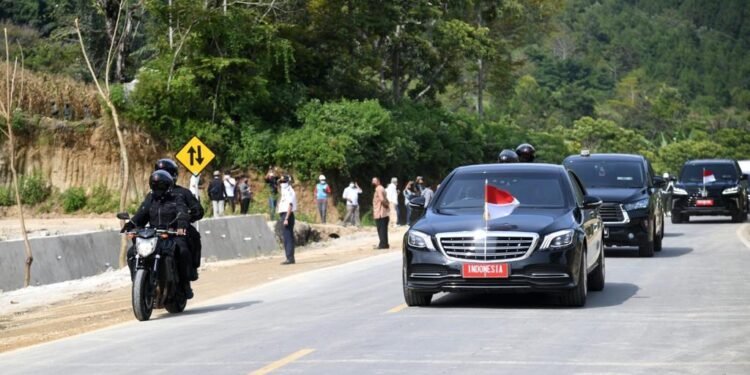 Pangdam I/BB Bersama Kapoldasu Dampingi Presiden Jokowi Resmikan Jalan Bypass Balige.