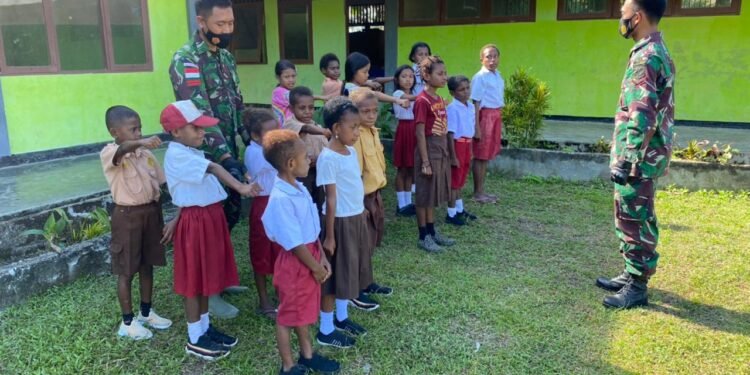 Cerdaskan Generasi Penerus Bangsa Satgas Pamtas RI-PNG Yonif 711/Raksatama Bantu Mengajar di SD Inpres Wambes Kabupaten Keerom.